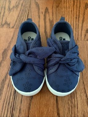 Oshkosh B’gosh Navy Toddler Shoes NWOT (Size 6)